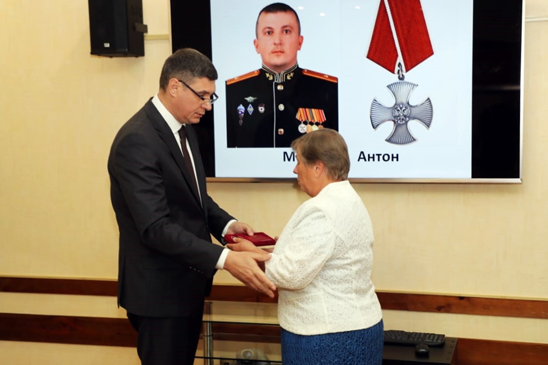 -передача-Ордена-мужества-семье-погибшего-фото2-пресс-службы-обладминистрации