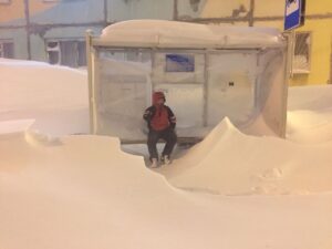 Снежный завал возле остановки, фото - smartik.ru