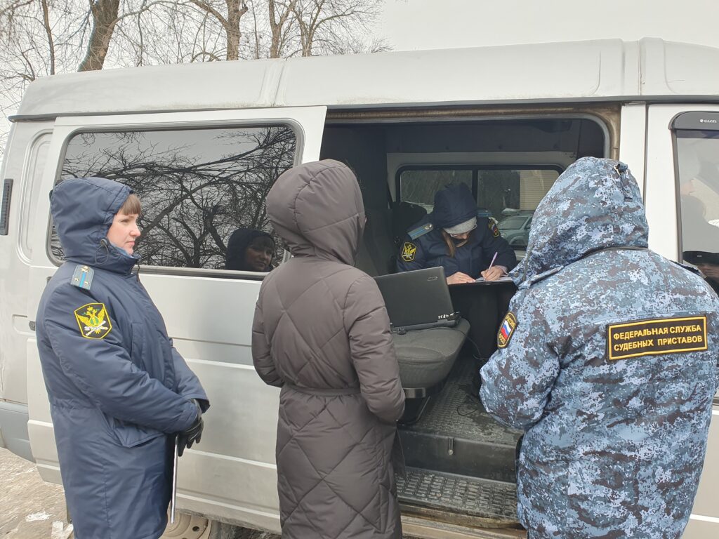 Судебный пристав вернула автомобиль и деньги должнику. Он оказался её отцом