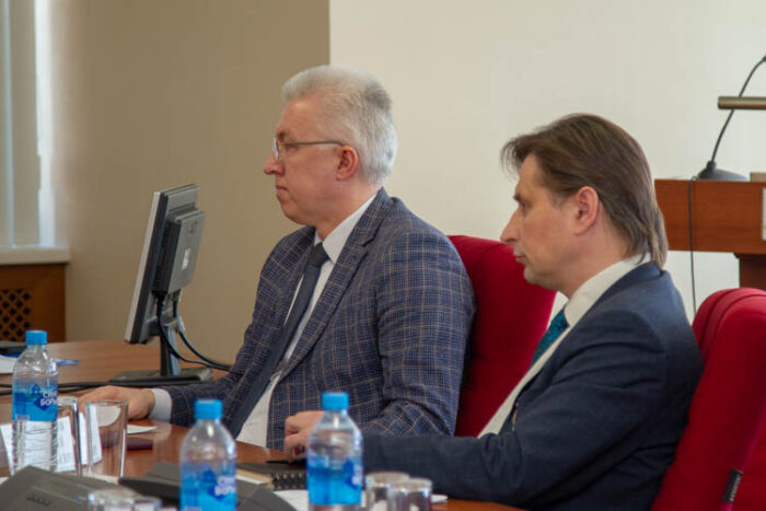 Губернатор Авдеев встретился с лидерами фракций ЗС, фото - пресс-службы ЗС. Губернатор Авдеев встретился с лидерами фракций ЗС, фото - пресс-службы ЗС.