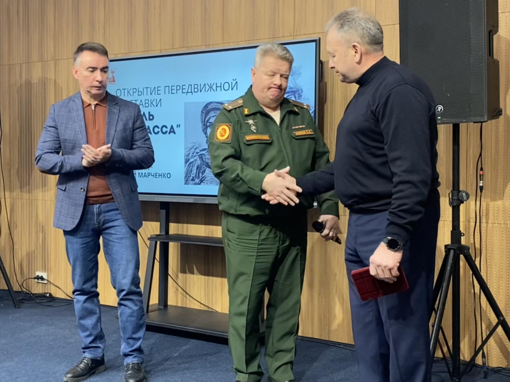 Отцу погибшего героя глава района передал орден Мужества