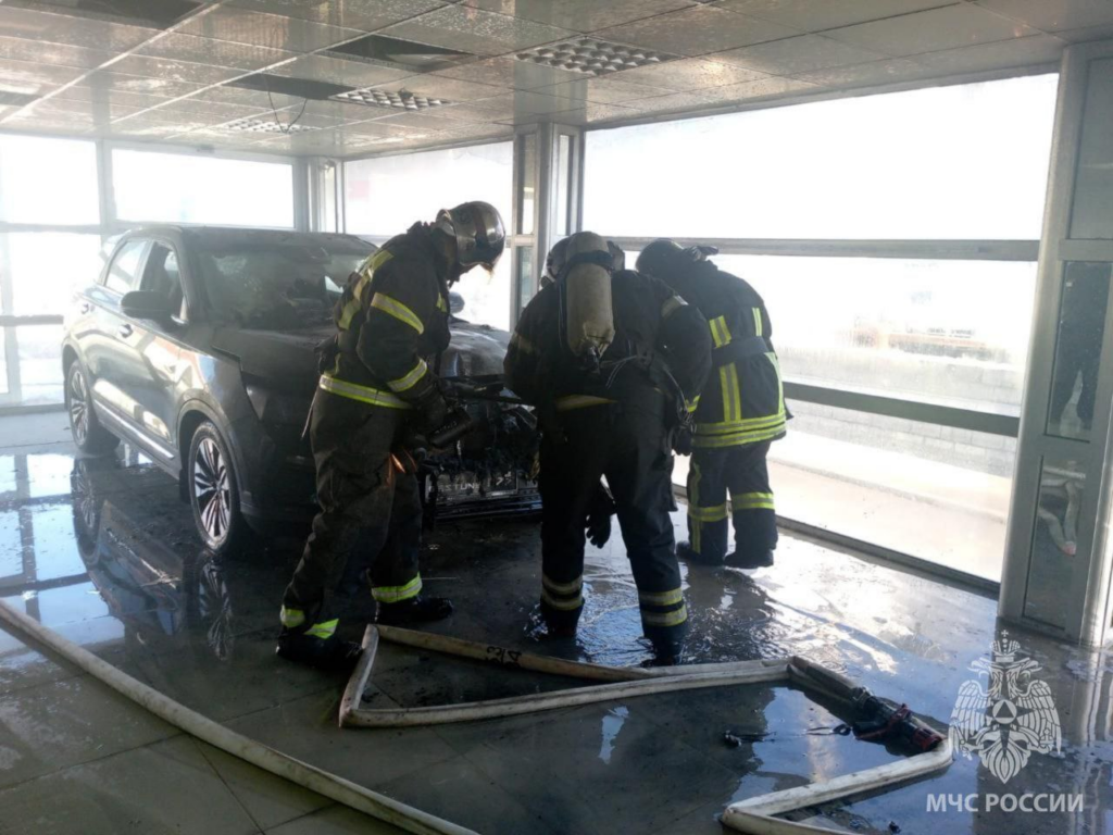 В автосалоне на Дзержинского во Владимире загорелся автомобиль