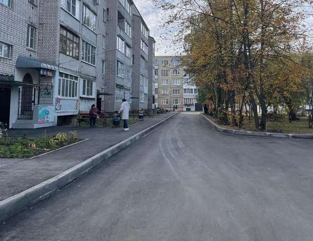 Асфальт под окнами