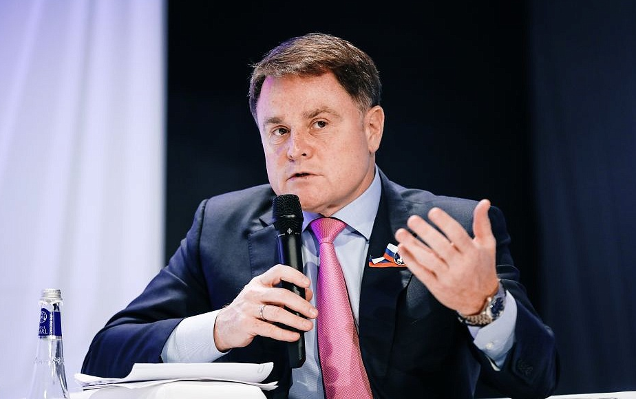 При смене председателя
