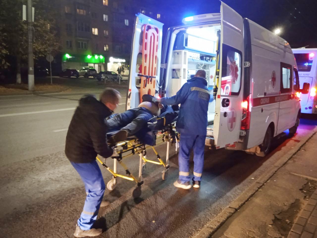 Журналист «Томикса», водитель и пассажиры автобуса 29с спасали жизнь пьяному мужчине