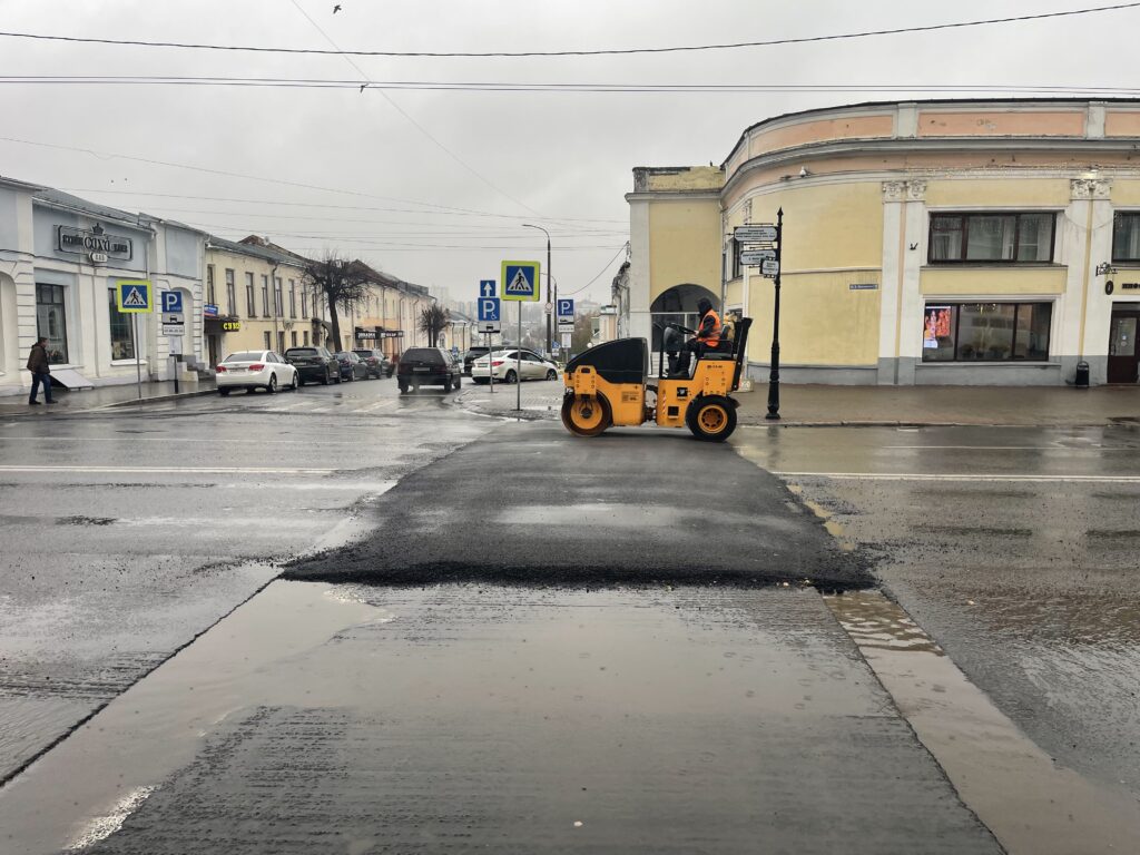 Дорожные работы в утренний час пик парализовали движение на Большой Московской