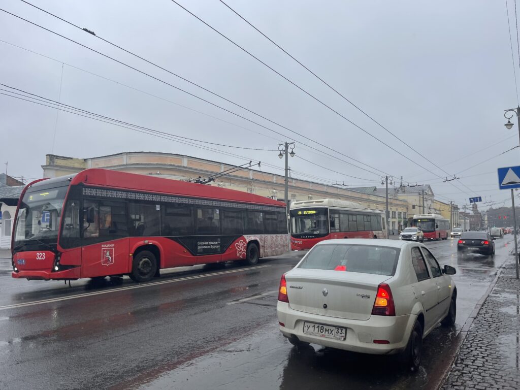 Дорожные работы в утренний час пик парализовали движение на Большой Московской