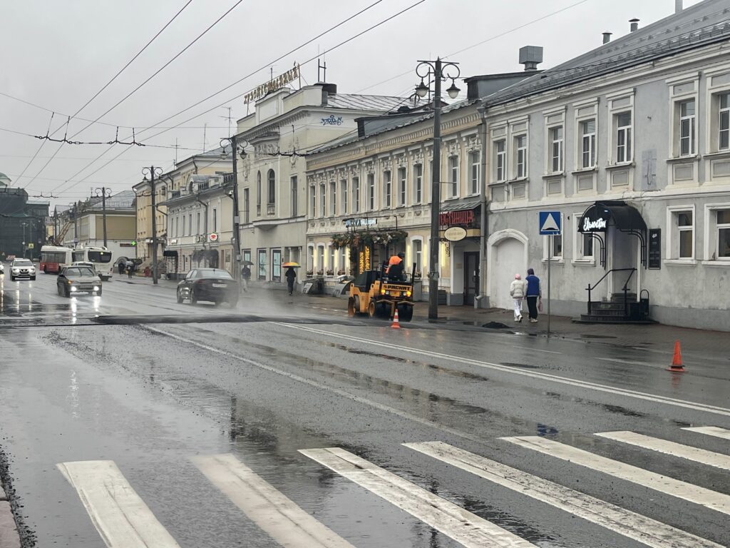 Дорожные работы в утренний час пик парализовали движение на Большой Московской