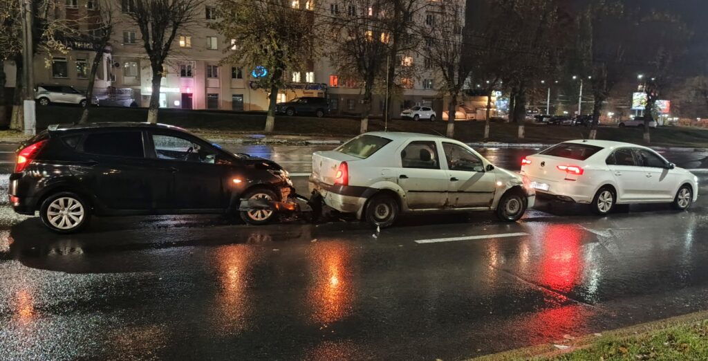 У «белого дома» во Владимире столкнулись три машины