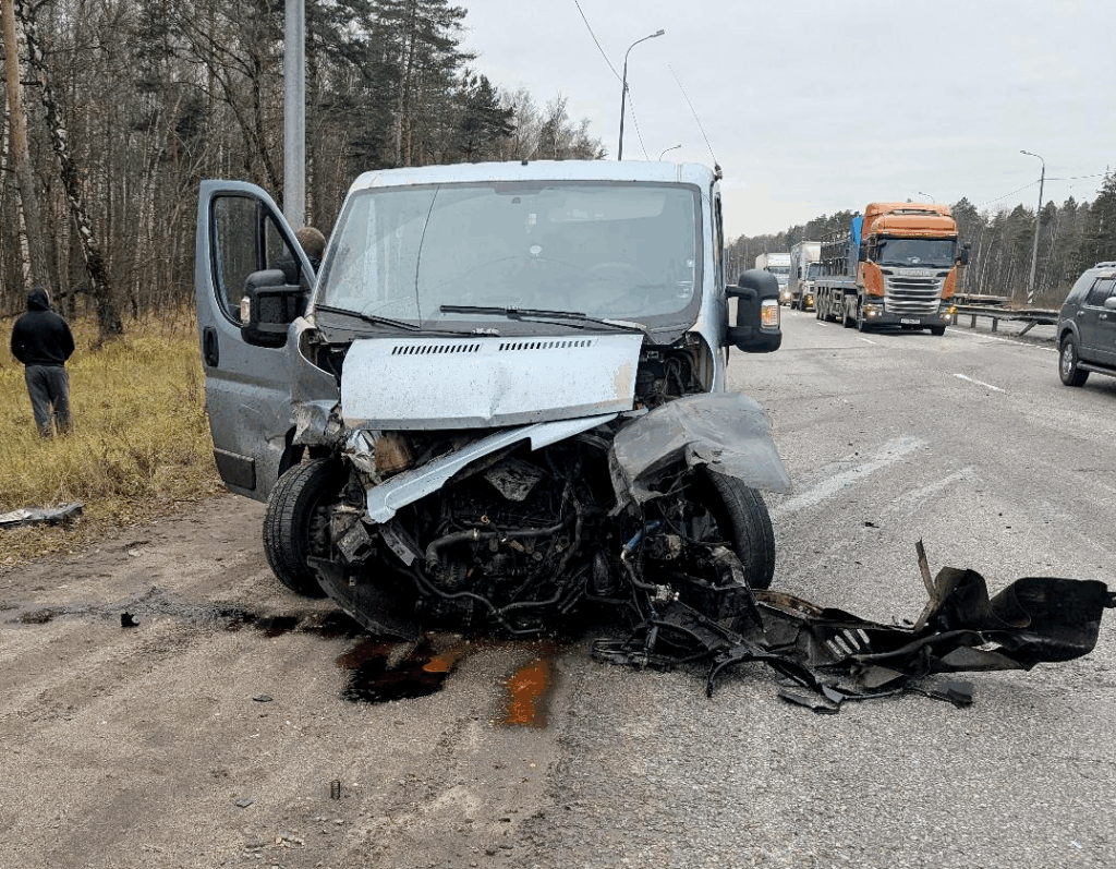 Два человека пострадали в аварии