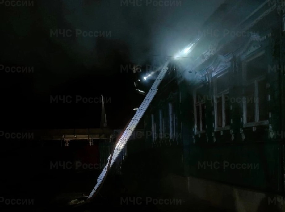 Кальянная и жилой дом загорелись во Владимирской области