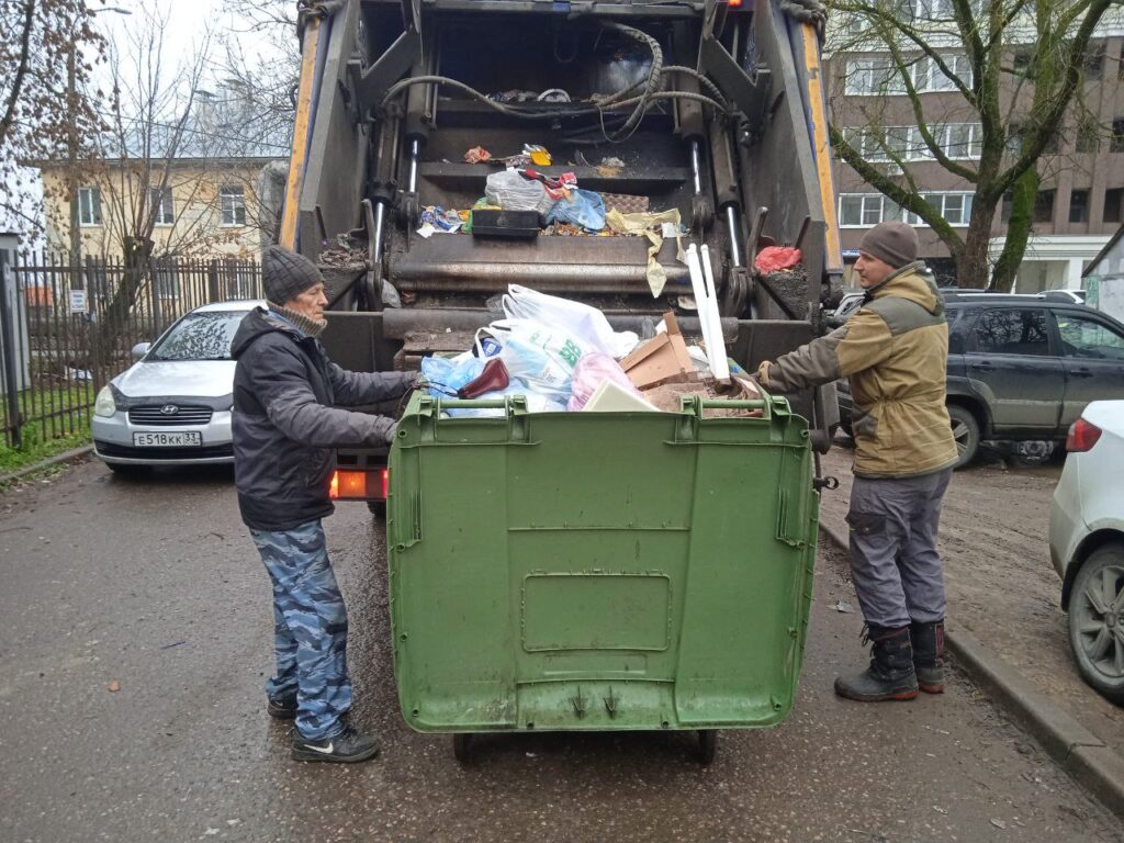 Водитель мусоровоза и грузчик