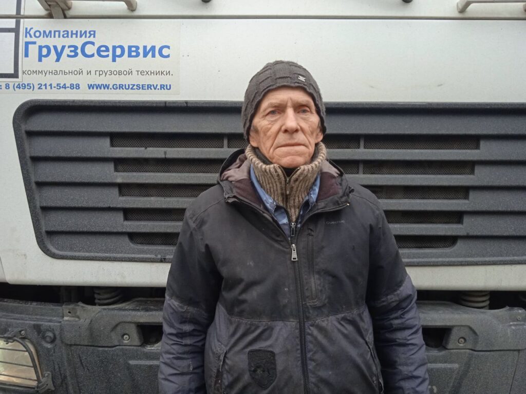 Водитель мусоровоза и грузчик
