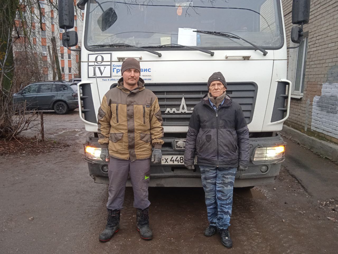 Водитель мусоровоза и грузчик