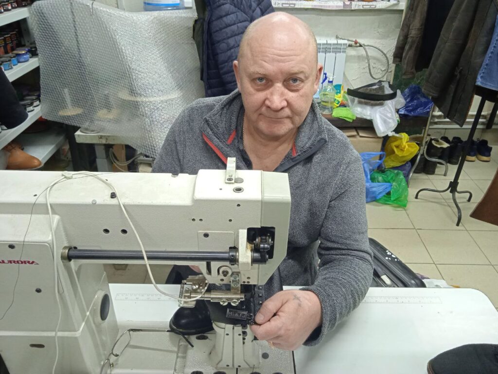 Сапожник с сапогами. Мастер рассказал о ремонте и пошиве обуви