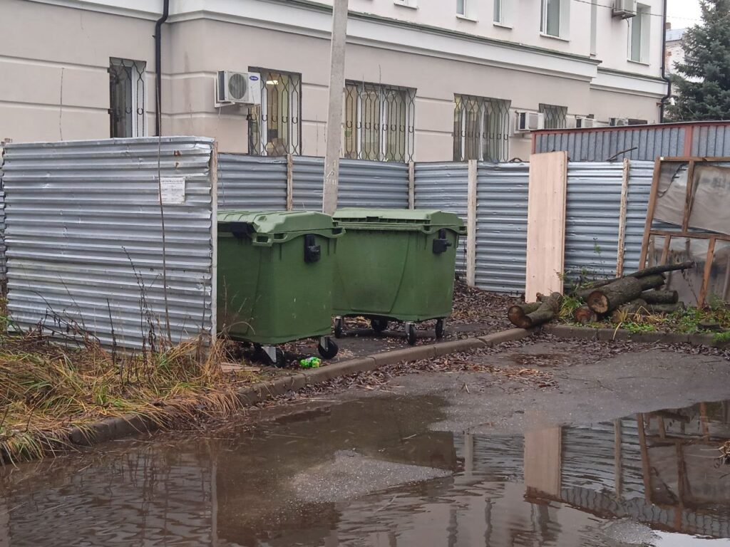 Что мусоровозу мешает вывозить хлам? Водитель и грузчик назвали причины