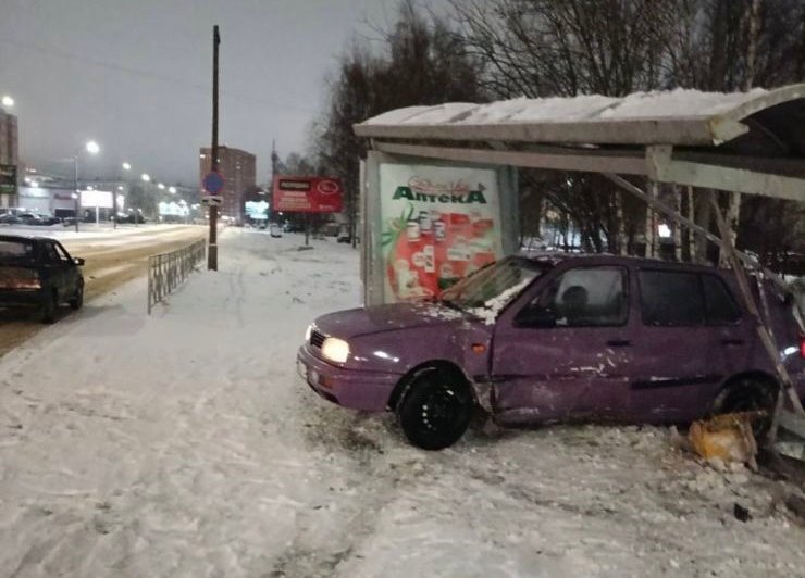 В Коврове иномарка протаранила остановочный павильон