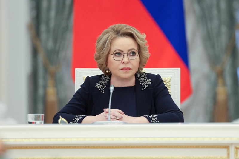 Выигрывают