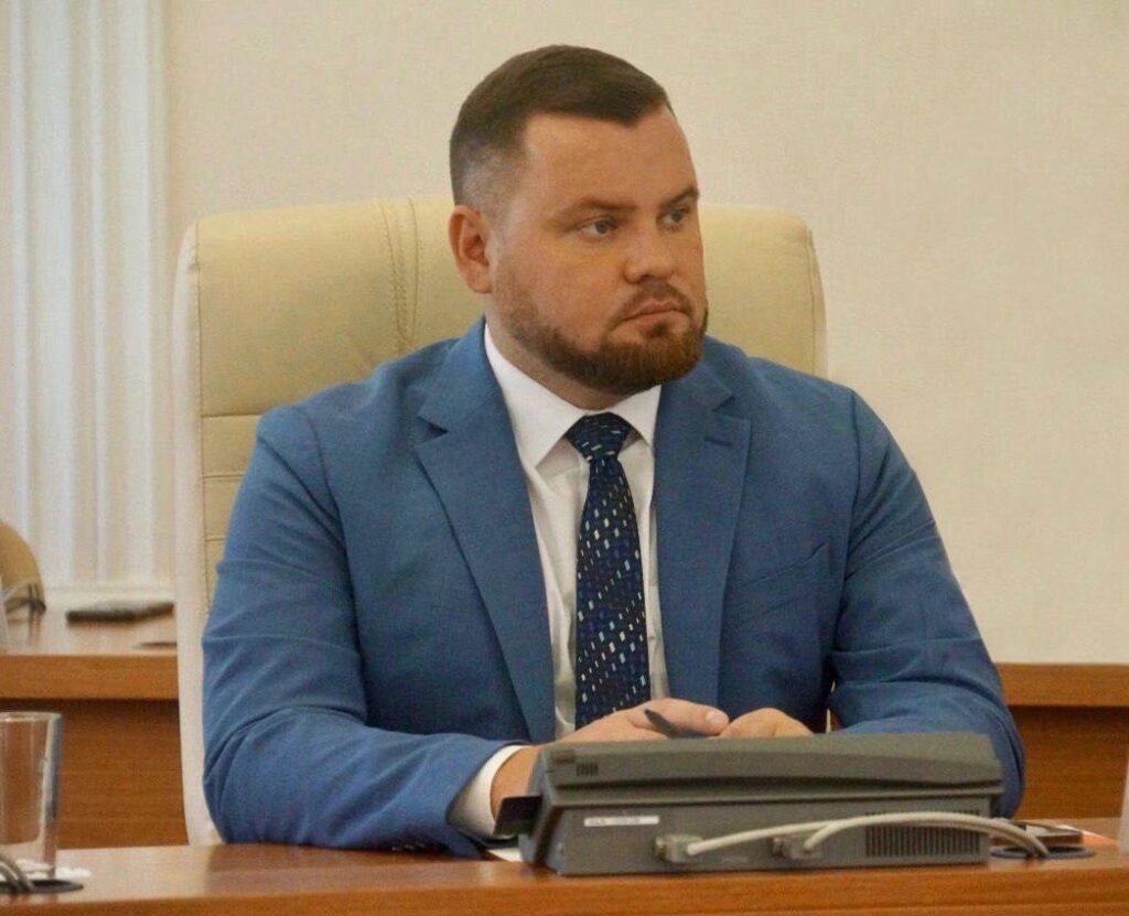 Выигрывают