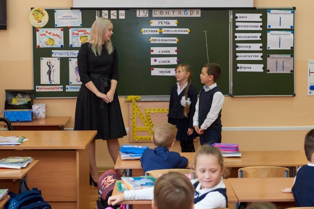 Об инструкциях по урегулированию конфликтов школьников и педагогов рассказали в минобразования