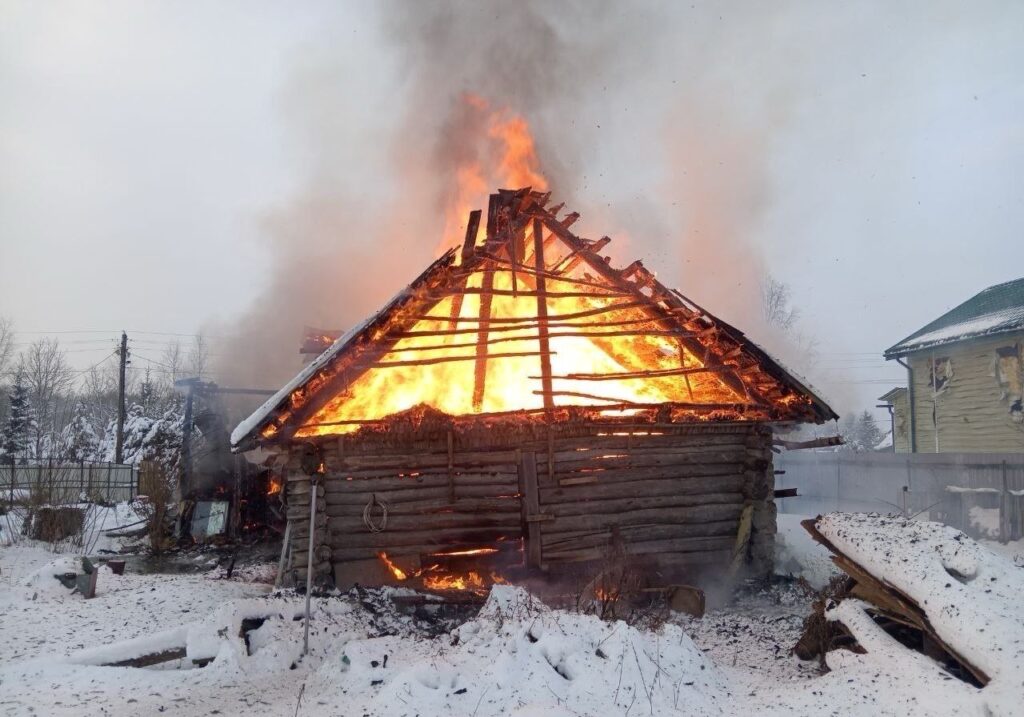 В деревне Дарьино огонь сжёг один и подпалил два дома