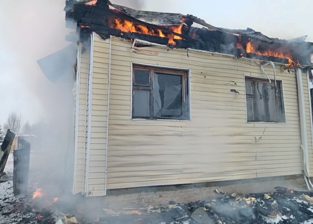 В деревне Дарьино огонь сжёг один и подпалил два дома