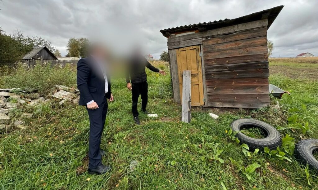 Надели шину, привязали веревку, и вели по улице. Бывшие заключенные издевались над жителем Петушков