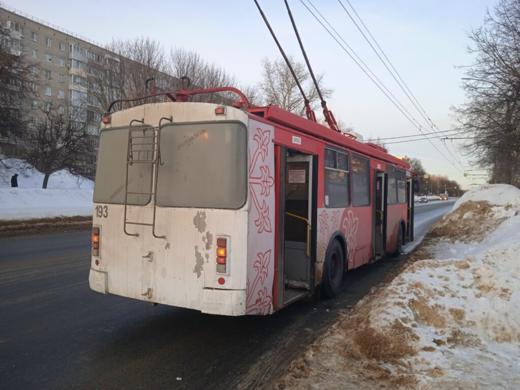 Юбку зажало. 