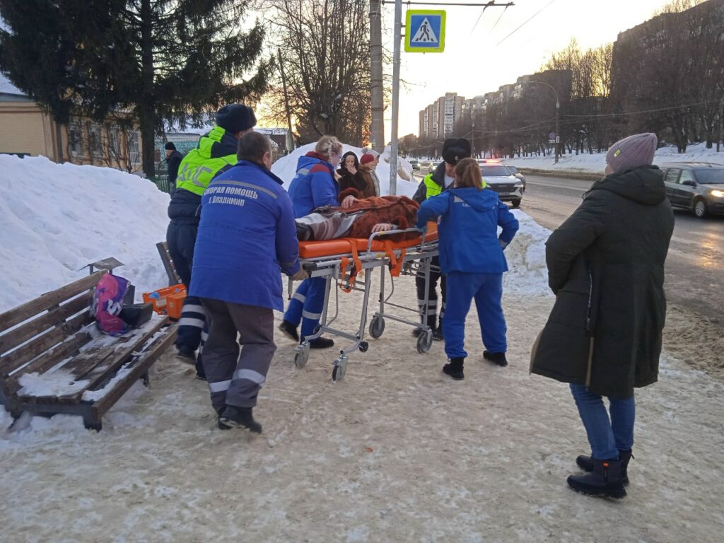 Юбку зажало. 
