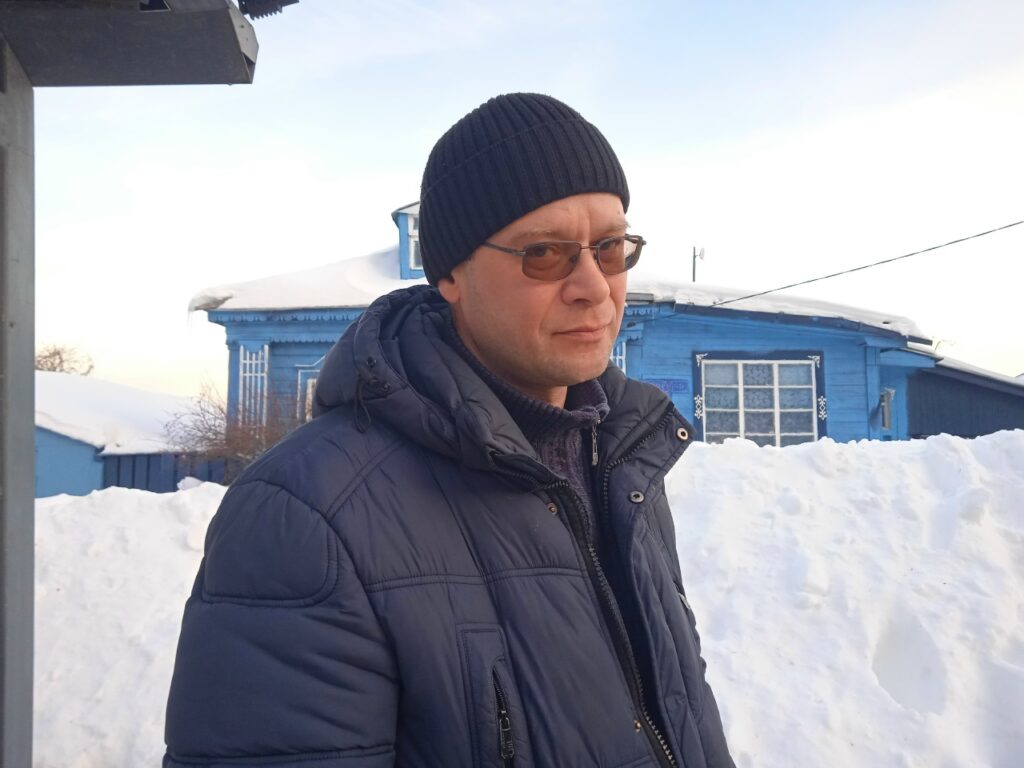 Юбку зажало. 
