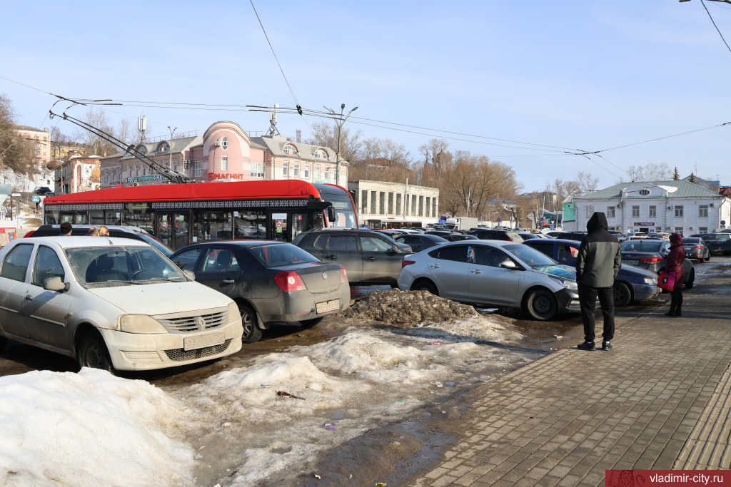 С вокзальной площади во Владимире начали убирать припаркованные авто
