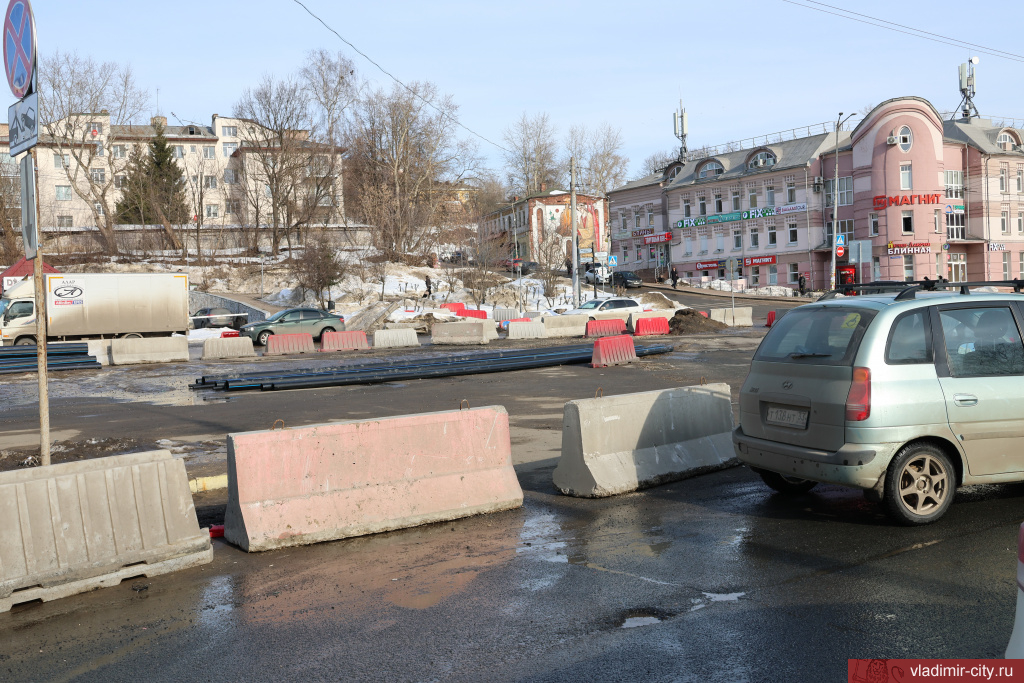 С вокзальной площади во Владимире начали убирать припаркованные авто