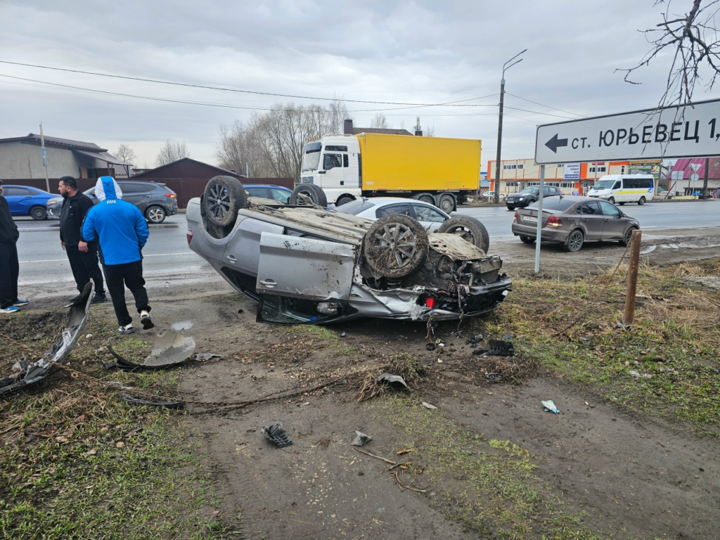 Поворот «не туда» обернулся массовым ДТП. В Юрьевце перевернулась иномарка