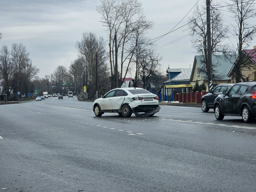 Поворот «не туда» обернулся массовым ДТП. В Юрьевце перевернулась иномарка
