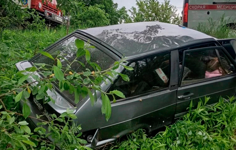 Под Петушками спасатели деблокировали пассажиров из «Лады» после удара об дерево