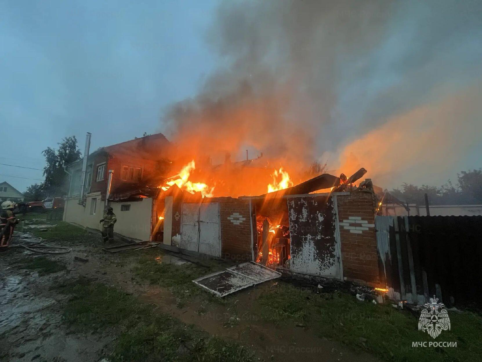 Пламя охватило два дома в Суздальском районе