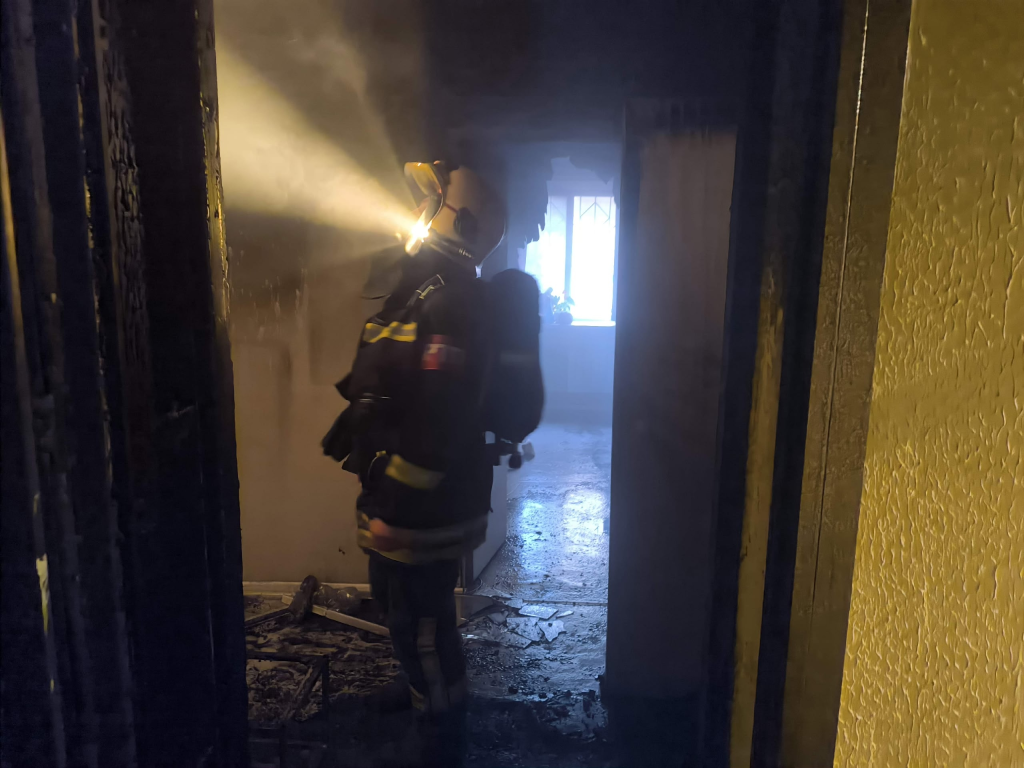 Пожар охватил квартиру