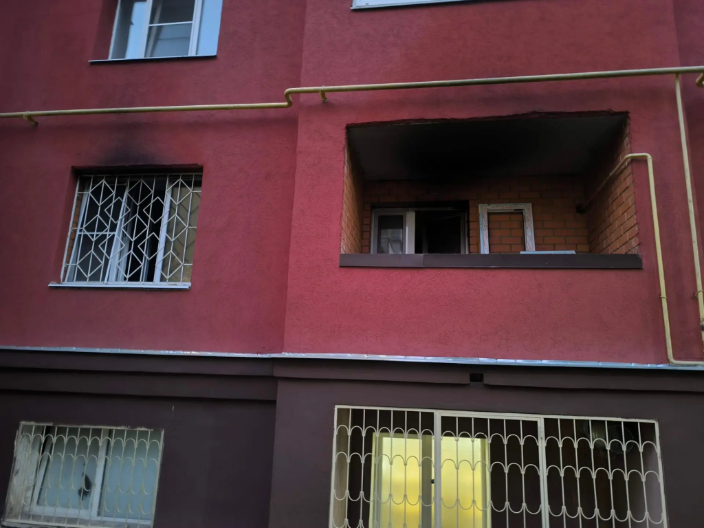 Пожар охватил квартиру