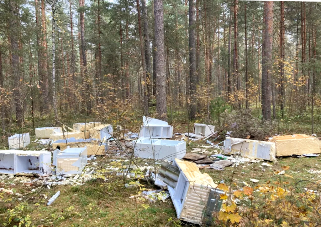 В лесу под Владимиром обнаружили 15 «раздетых» холодильников