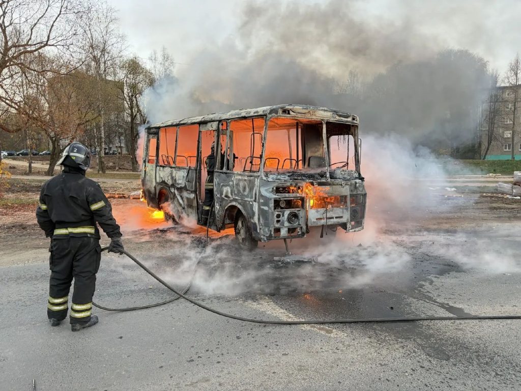 Во Владимире потушили горящий автобус