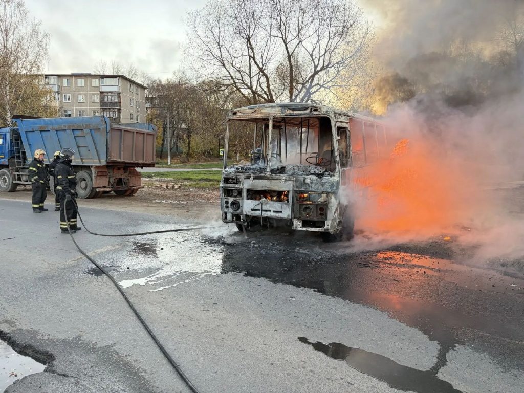 Во Владимире потушили горящий автобус