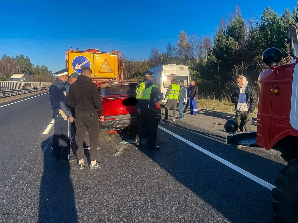 На тассе М-7 легковушка протаранила поливомоечшую машину