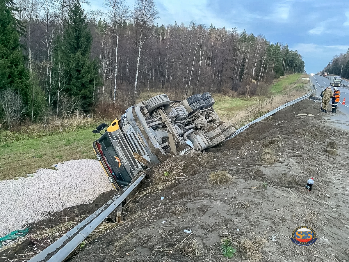 На трассе М-7 перевернулась Scania с щебнем