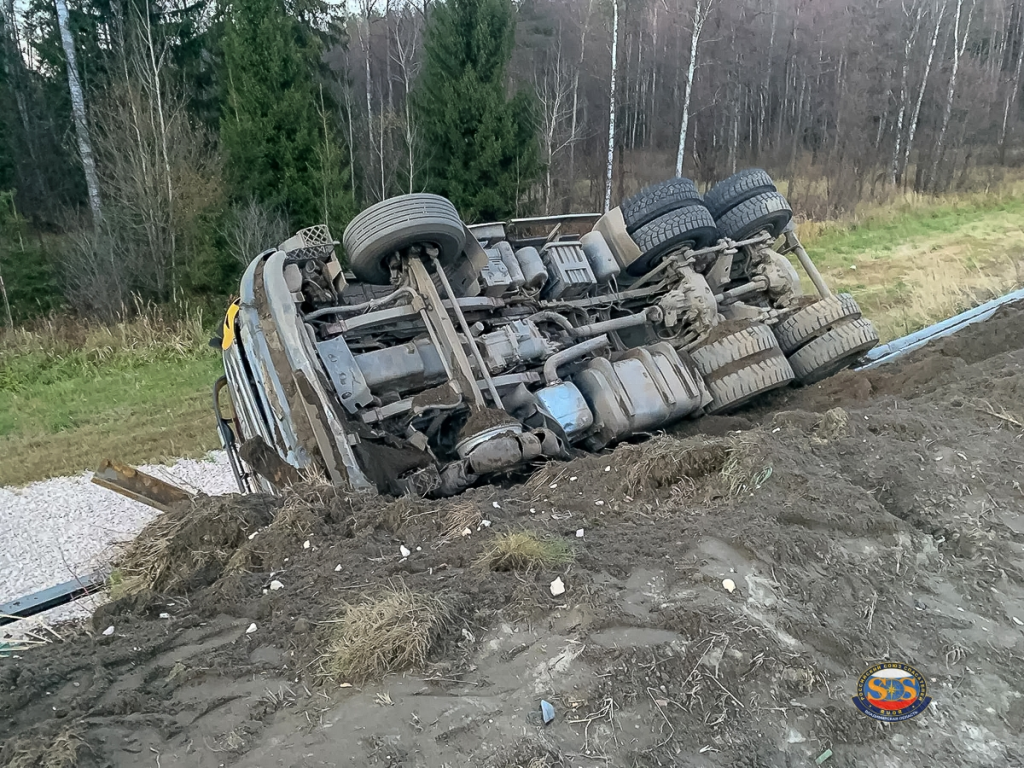 На трассе М-7 перевернулась Scania с щебнем